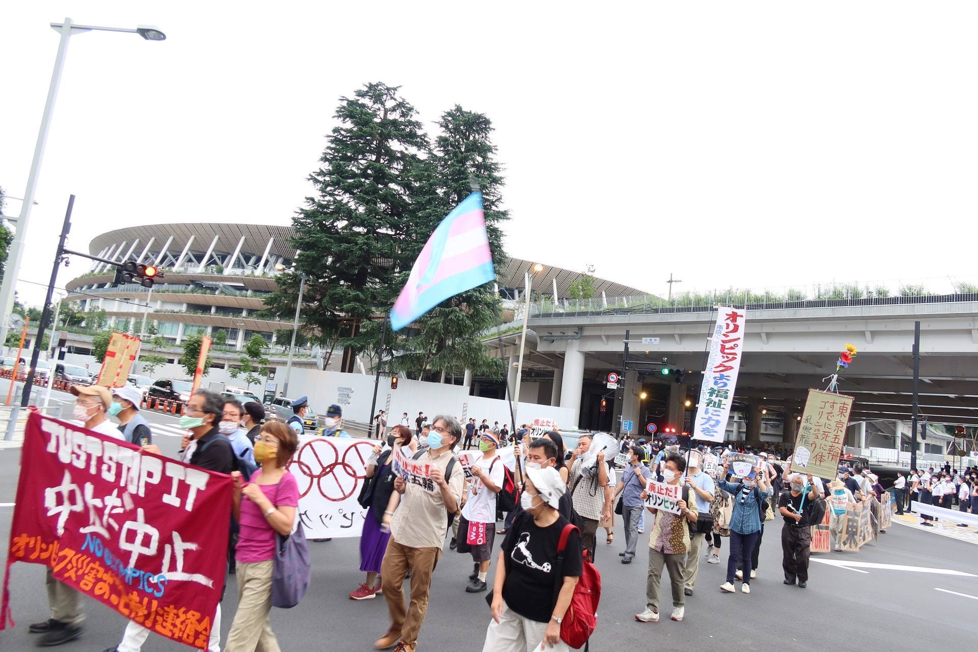  示威者|东奥开幕日变游行抗议，日本示威者：奥运是“灾害”