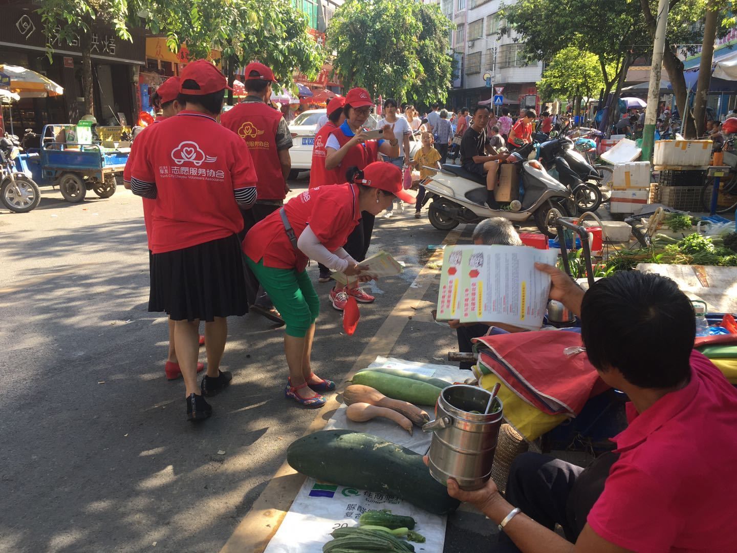 志愿者|云安禁毒在行动丨志愿者走进市场开展禁毒宣传