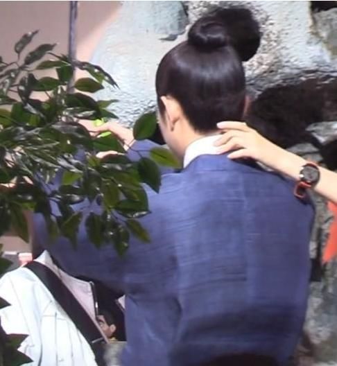  婚变|罗晋与唐嫣婚变? 罗晋与女助理行为亲密, 挽手打闹还整理帽子