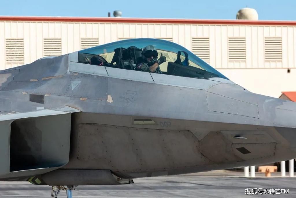 涂抹|机身缠满薄膜，犹如汽车喷漆！F22涂抹隐身涂层画面曝光没想象的那么高大上