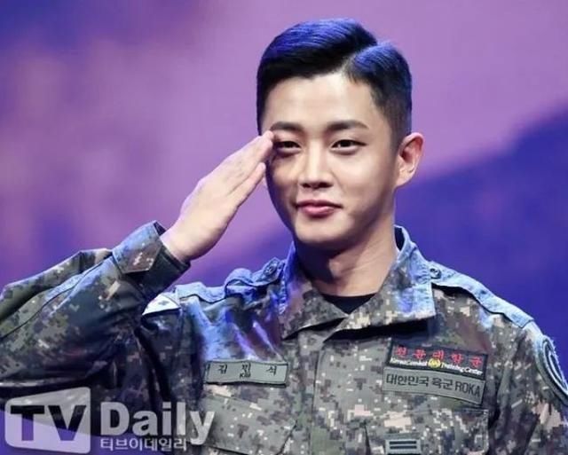  遭偷拍|目睹女生遭偷拍，这位男艺人抓现行犯