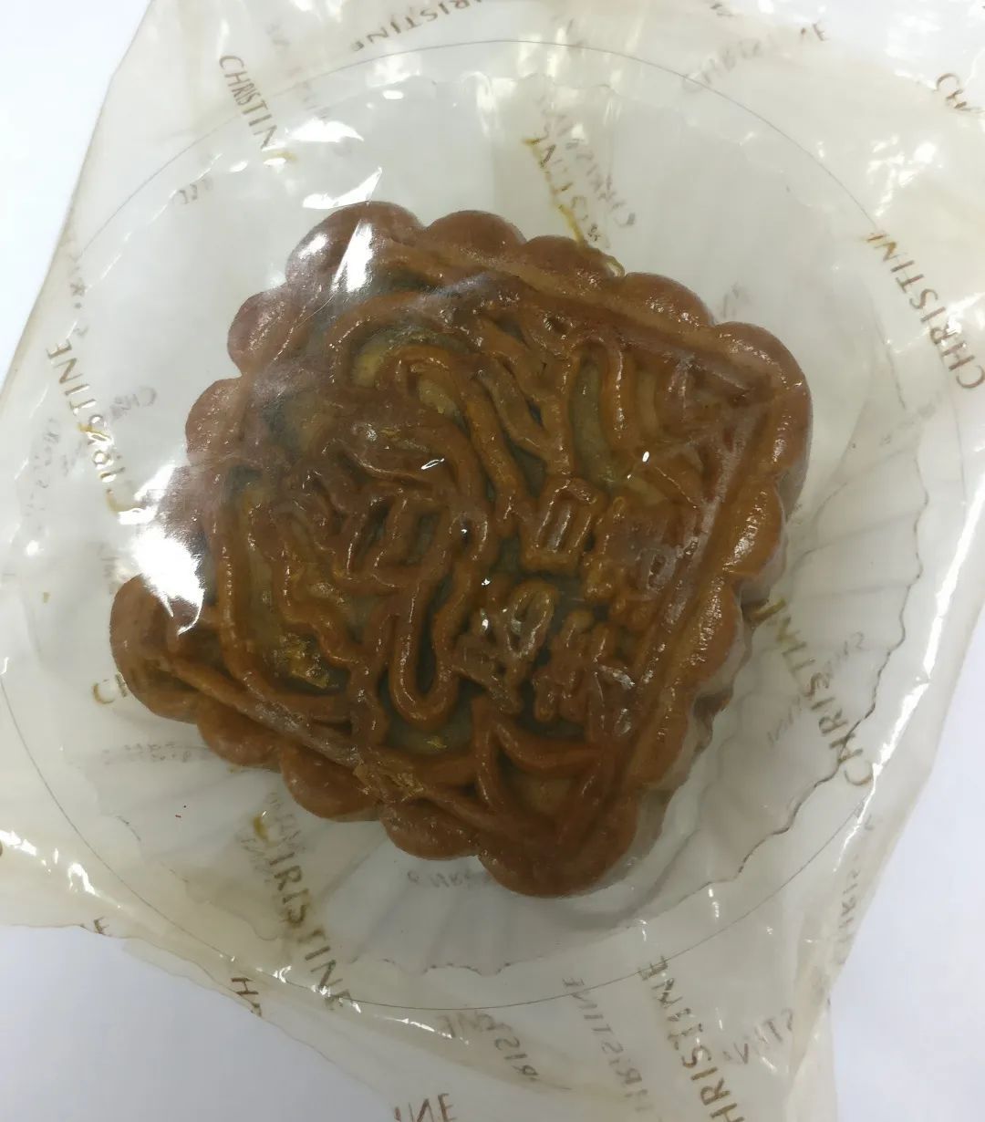 老伯|惊了！老伯翻出盒10年前的月饼，不长毛不发霉！还吃了两口…