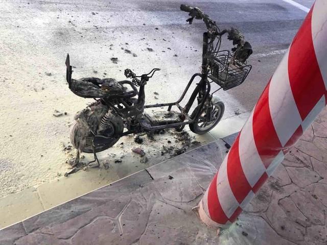 灭火|电动车等红绿灯时突然自燃 民警秒变“灭火员”