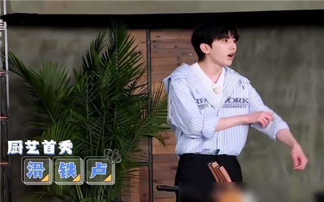 郑恺|蔡徐坤做饭导演不让帮忙,杨颖郑恺真的不管,只有他实在看不下去帮了忙