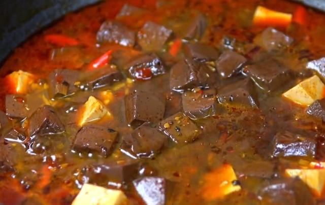  补血|猪血烧豆腐，香滑入味，浓香味美，每个月多吃几次，补血美容