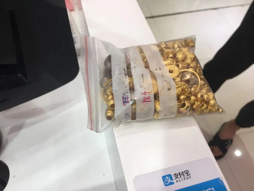  萧山|萧山一金店一夜之间，10余万元的黄金不翼而飞！连监控硬盘也被偷走了！然而……
