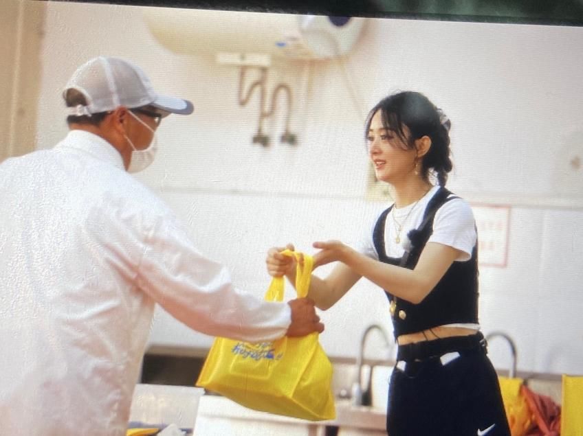  合照|《中餐厅》杀青，赵丽颖造型引关注，刘宇宁为领奖缺席大合照？