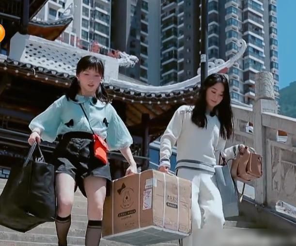  轻松|黄晓明累到眼神迷离，赵丽颖最轻松，过敏体质的李浩菲就可怜了