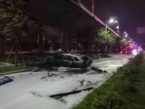  坠落|江门一小车失控冲出大桥，坠落桥底起火，车内有人……