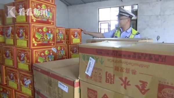  交警|男子开车抽烟被拦下 打开车门一看交警惊呆了