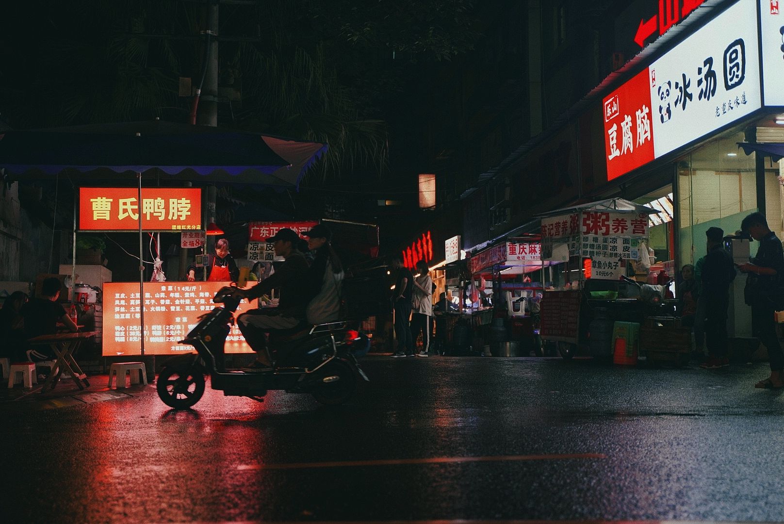 商场里|美食打卡攻略!每一个美食聚集地,都种满了成都人