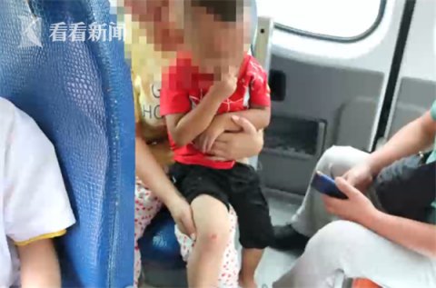  惊险|惊险！2岁男童蹲路边方便被卷入车底