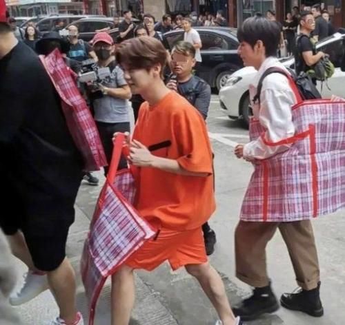  简陋|邓紫棋接乡镇路演邓超帮捧场？不时有男粉上台，演出现场简陋混乱