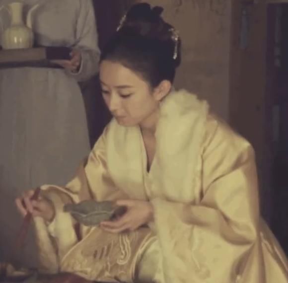  强硬|赵丽颖扒拉菜盘子被吐槽，强硬洗白惹网友逆反，黑历史惨被扒