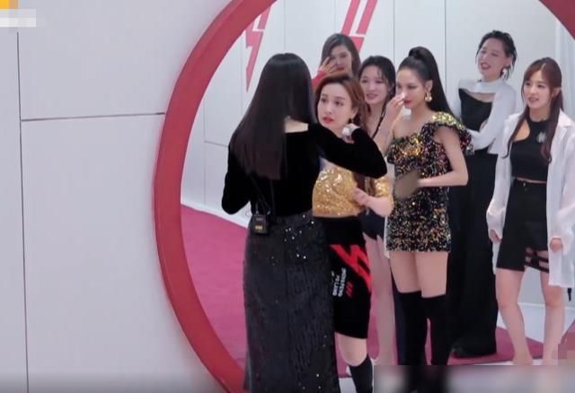  姐姐|沈梦辰被淘汰，吴昕追出去，谁注意她嘟囔3字？真不是客套话