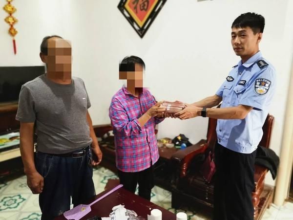  现金|五万块现金被当“废纸”卖掉 西平民警冒雨辗转找回