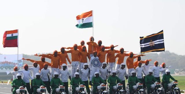 摩托车|印度游客:中国果然落后,我们骑摩托车,他们却还在骑自行车