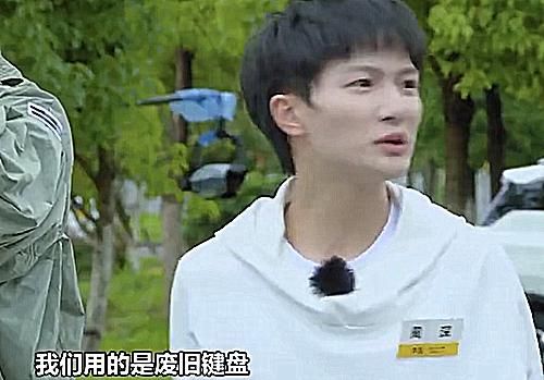  驾到|《新手驾到》教练在戚薇车轮底下放键盘，看到周深的反应：情商太高