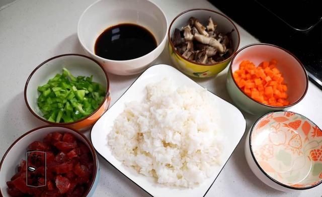  炒米饭|剩米饭也要吃得有滋有味，加这几样食材一炒，好看又好吃，特别香