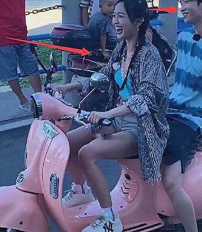  吴宣仪|吴宣仪节目电动车载男生玩，谁注意对方的举动？为了避嫌太拼了