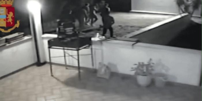 学生|2名女学生去国外度假，在聚会上被下药之后遭8名男子侵犯