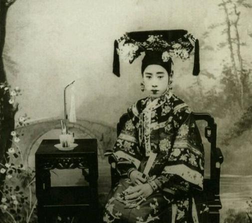 妇女|清朝真实格格老照片图4宫女美如画,图8妇女憨态可掬!