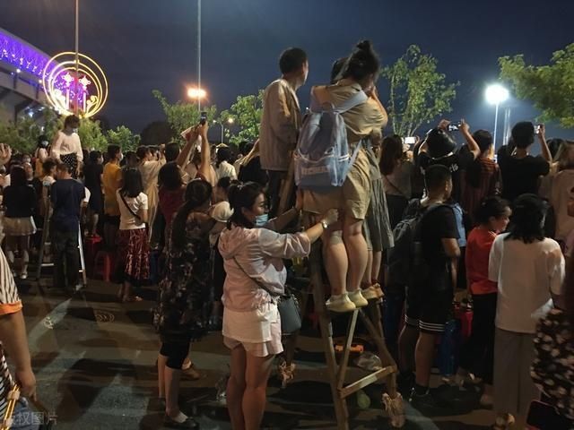  东北|跑男现身东北录制，引道路拥堵上头条，女粉丝骑老公脖子看帅哥