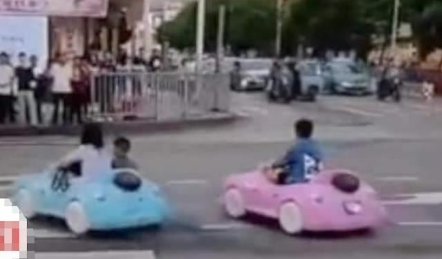  小萌娃|4岁娃开“宝马”过马路，不料被交警叔叔发现，下一秒请憋住别笑