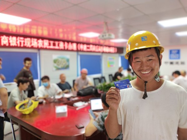 银行|“临时银行”为800余名农民工办理工资卡