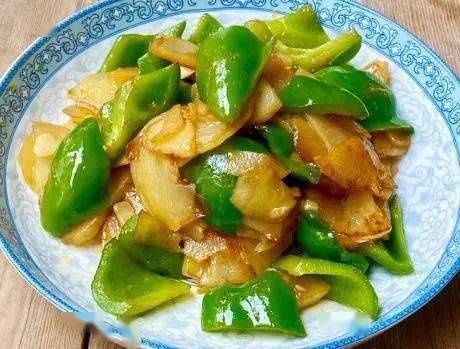  焦香|炒土豆片时，焯水还是煎炸？做对了，土豆片焦香入味，好吃不夹生