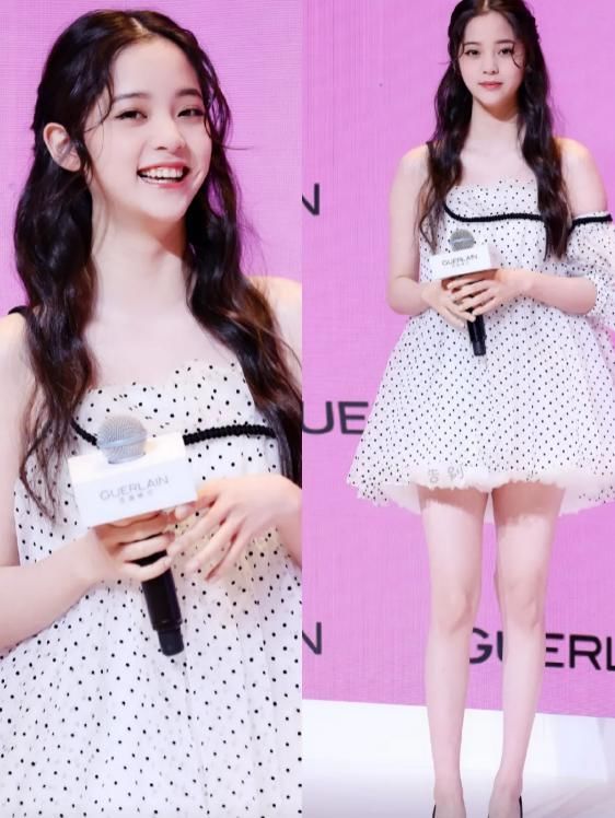  特效|欧阳娜娜穿“平底鞋”逛街被偷拍！故意关了10级瘦身特效，腿型过于真实了