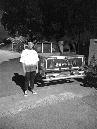  摩托车|13岁孩子自驾上路 父母竟在车内“陪练”