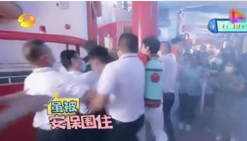 壮汉|吴奇隆被迫上热搜,遭6名壮汉围住,按倒在地强行控制