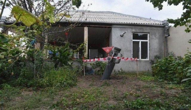 民宅|监控拍下震惊一幕:火箭弹笔直落下,命中民宅,所幸插入软土未爆