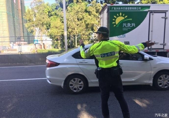  路面|中山交警铁骑加强对路面巡逻力度