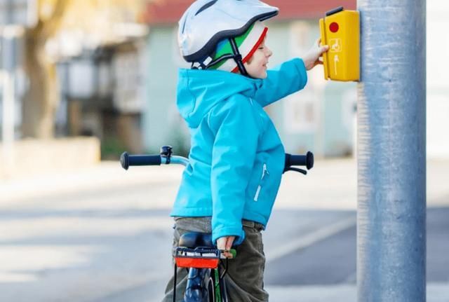  身边|妈妈带娃过马路，下一秒被撞飞10米远，网友：这妈故意的吧？