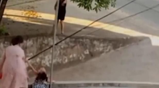  可可|女孩路边玩耍遭遇触电，孕妇路过上前营救，网友：教科书般操作