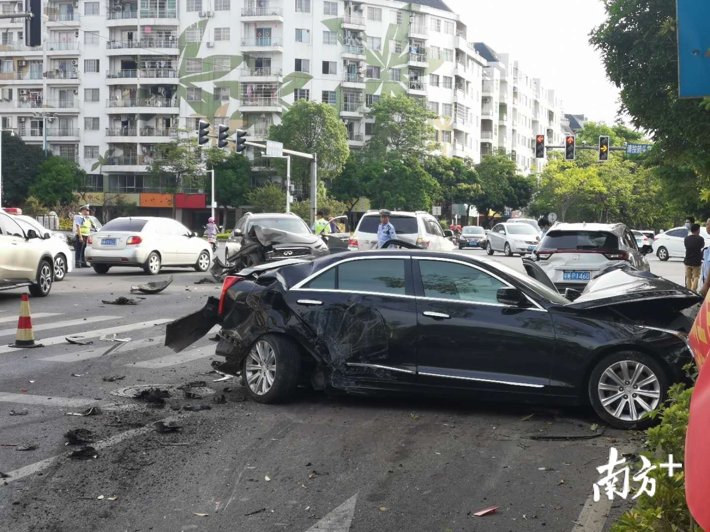  浮云|突发！云浮云城凤凰来仪处四车连环相撞
