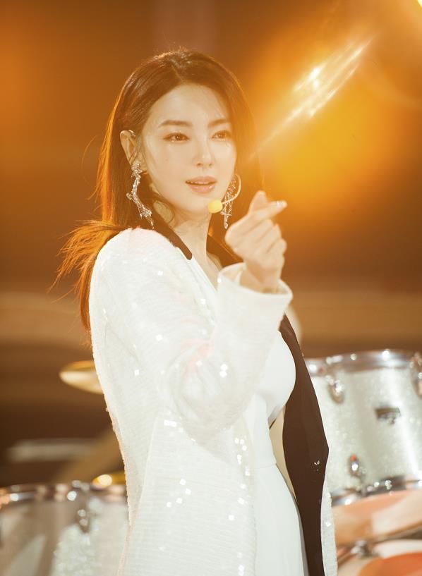 拿下|还在觉得张雨绮是“傻大姐”?她成《姐姐》最大赢家,口碑逆转拿下3个代言