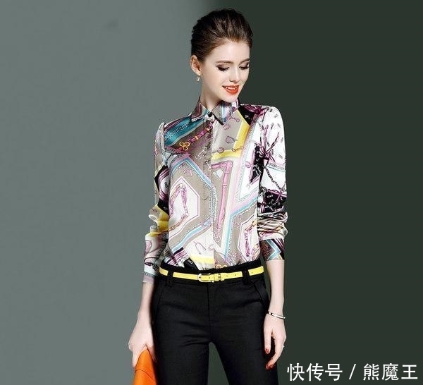  气质|常年打拼于职场的女性，选上一条海青蓝印花衬衣，高档又不失气质