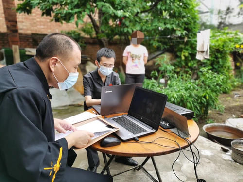 审判团队|八旬老人要离婚，法官在当事人家院子里撑伞“云”开庭