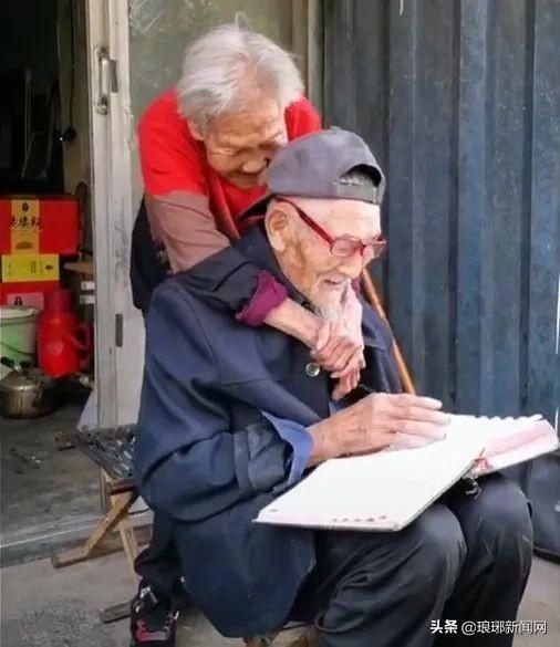  起床|暖炸了！临沂98岁爷爷不愿起床，100岁奶奶贴脸陪伴