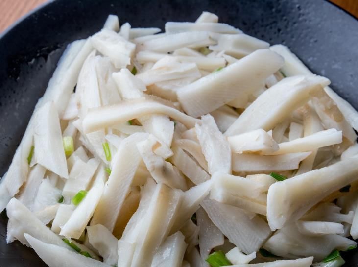  小菜|2分钟就能完成的夏季开胃小菜，香辣入味简单又下饭