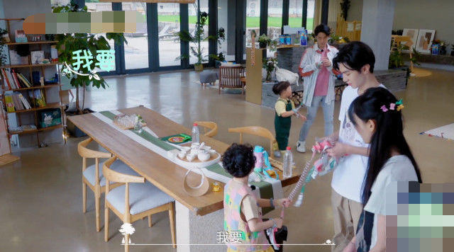  下意识|郑爽被突然出现的小朋友吓到，下意识说出四个字，不懂她什么意思