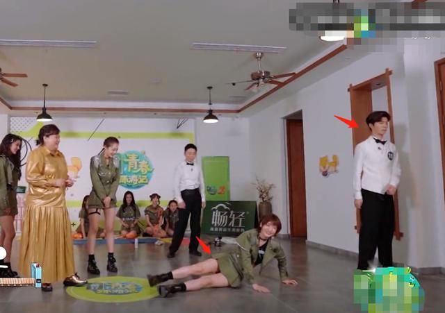  节目|赵粤穿短裙做地面动作，细看范丞丞的眼神变化，素质如何一眼看出