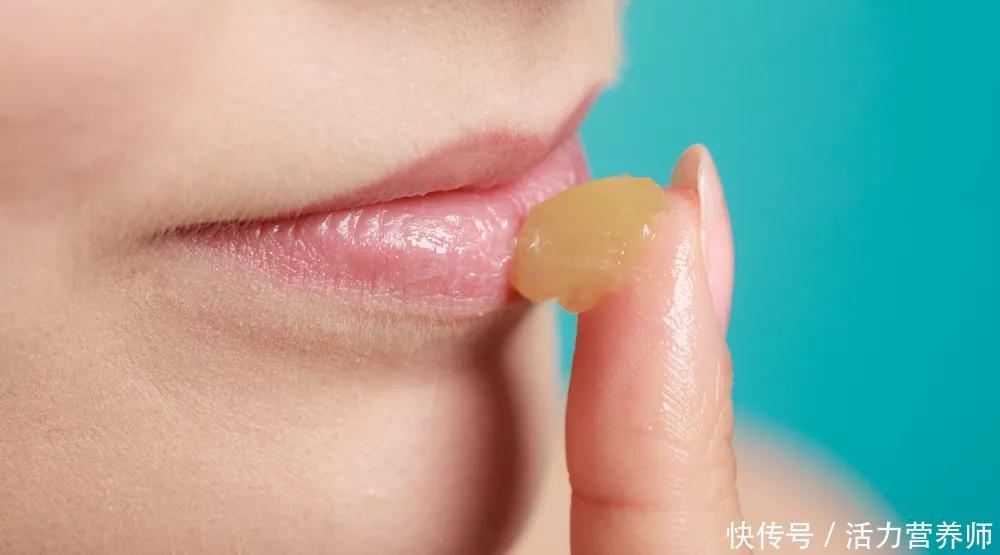 嘴唇老是干裂起皮怎么解决(嘴唇总是干燥、干裂、起皮，到底哪里出问题了？你要关心3个问题)