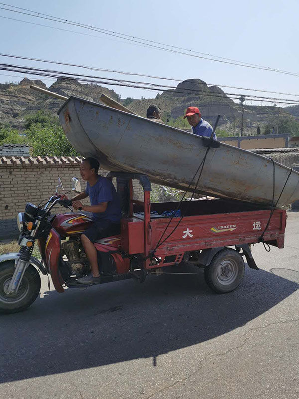  违法|奇葩违法!三轮车上拉着船,船里竟然坐着俩人