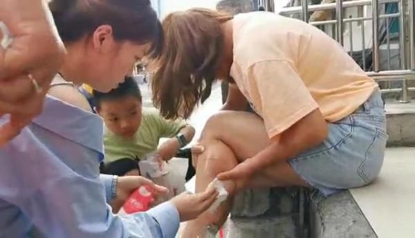  当事人|贵阳一男孩骑车撞倒女子买药鞠躬道歉，当事人不责怪，网友称赞