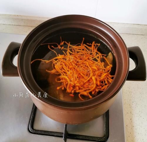  金黄|天冷煲鸡汤，不放山药木耳，就放这食材，汤色金黄，味道鲜得很