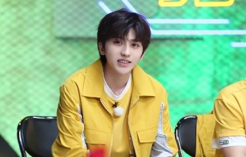  细节|吴宣仪穿短裙录《跑男》，蔡徐坤手中细节引注意，真实人品藏不住